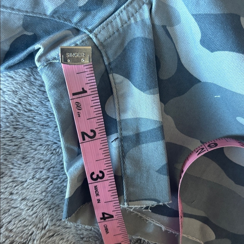 Wit & Wisdom 'Ab' Solution Camo High Waist Raw Hem
Shorts in Blue Shadow Sz8 NWT - Picture 6 of 7